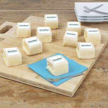 Petit fours met logo