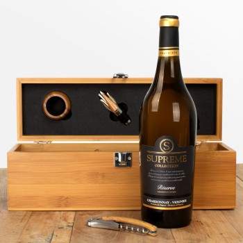 Supreme Chardonnay in kist met accessoires