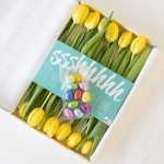 Gele tulpen met paaseitjes