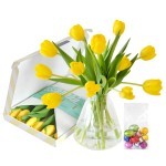 Gele tulpen met paaseitjes