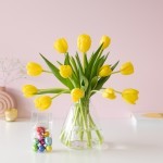 Gele tulpen met paaseitjes